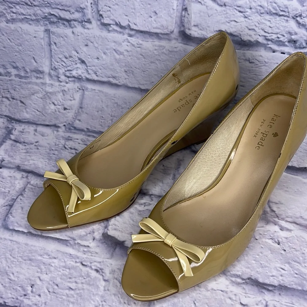 KATE SPADE New York Metro natural Patent Leather 9 M Pyramid 3 in. Wedges